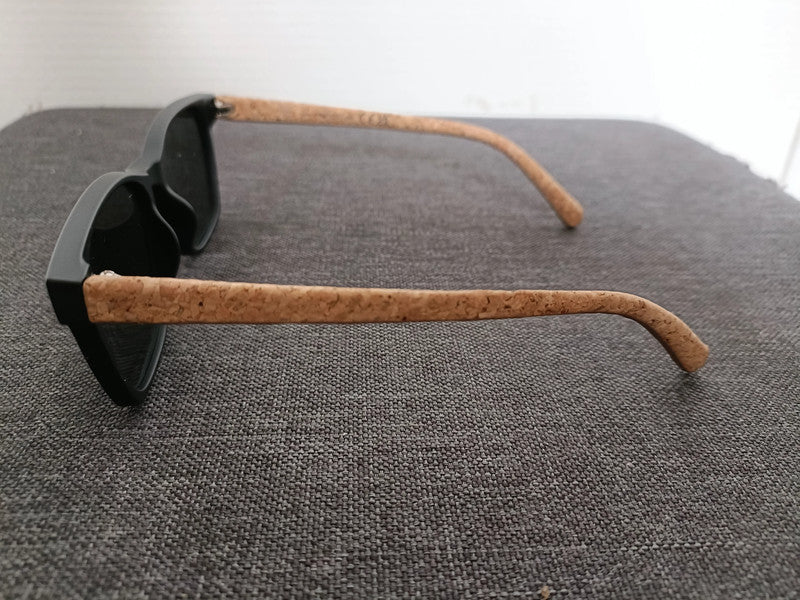 Lunettes wayfarer noires et branches liege