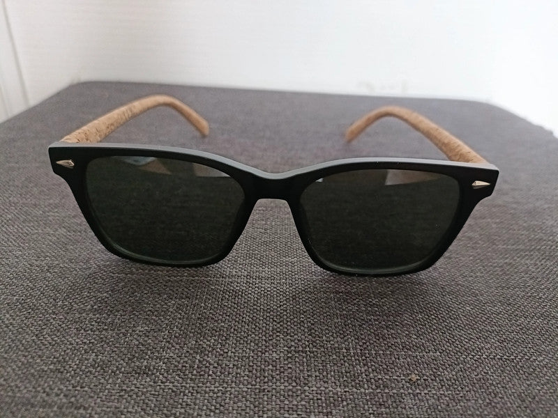 Lunettes wayfarer noires et branches liege