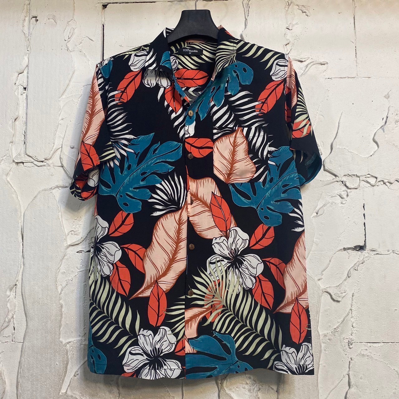 Chemise hawaienne noire à col cubain imprimé fleurs multicolores