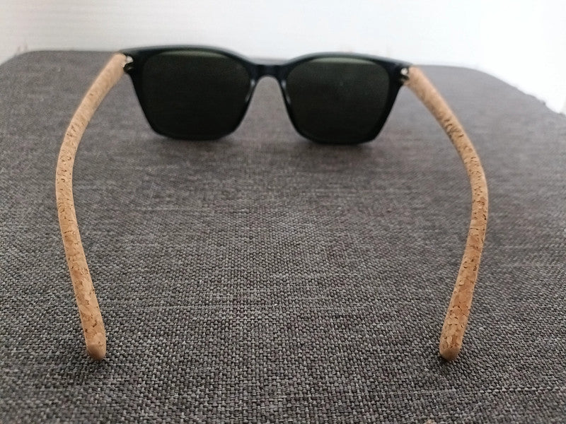 Lunettes wayfarer noires et branches liege