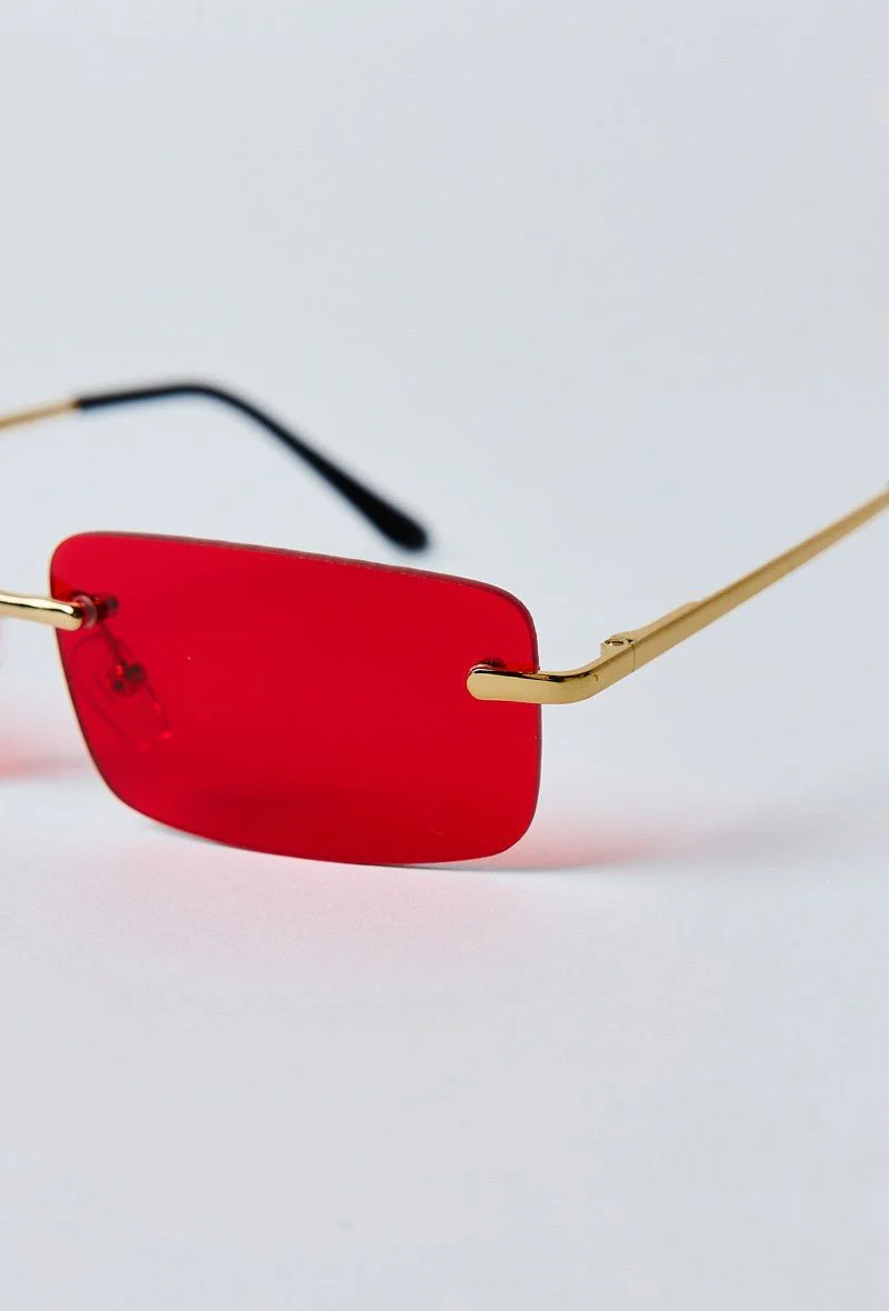 Lunettes de soleil rectangulaires à verres sans monture rouges