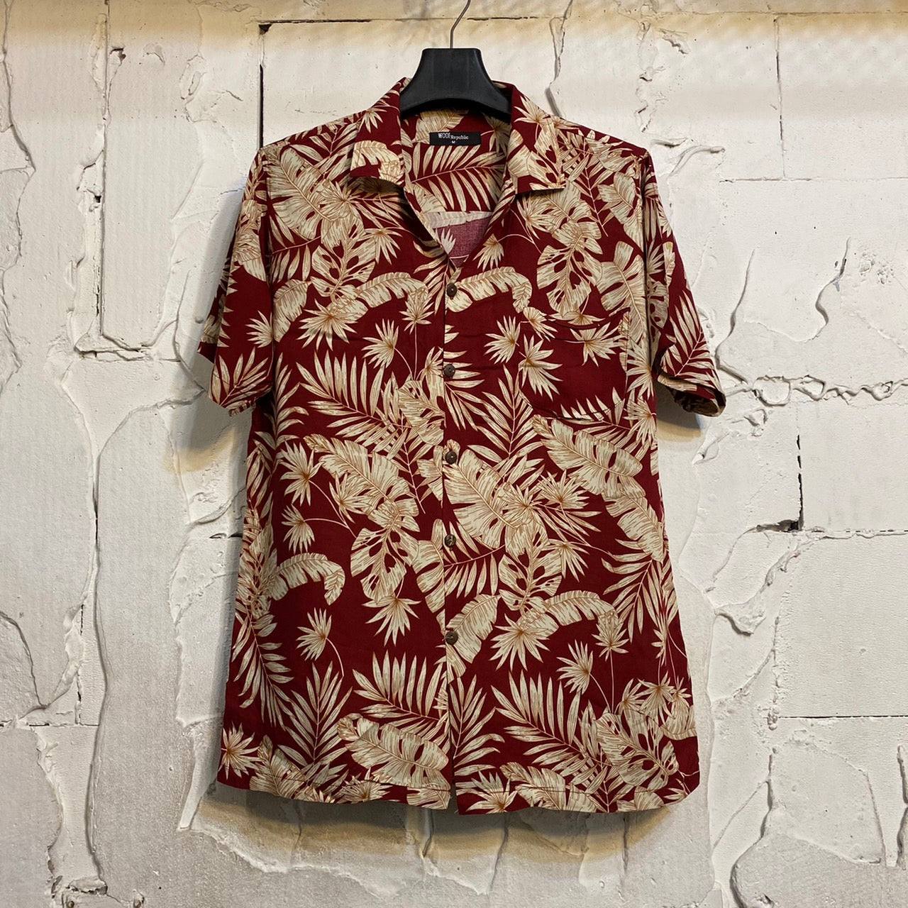 Chemise hawaienne couleur bordeaux à fleurs beige