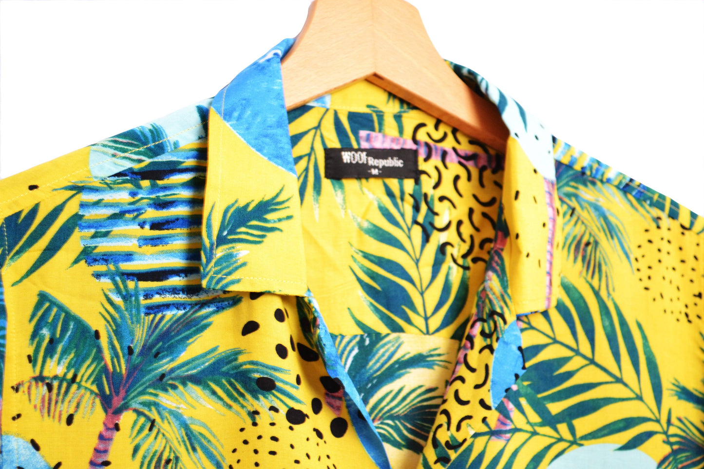 Vue col chemise hawaienne pour homme jaune imprimé palmiers couleur bleu - GL BOUTIK