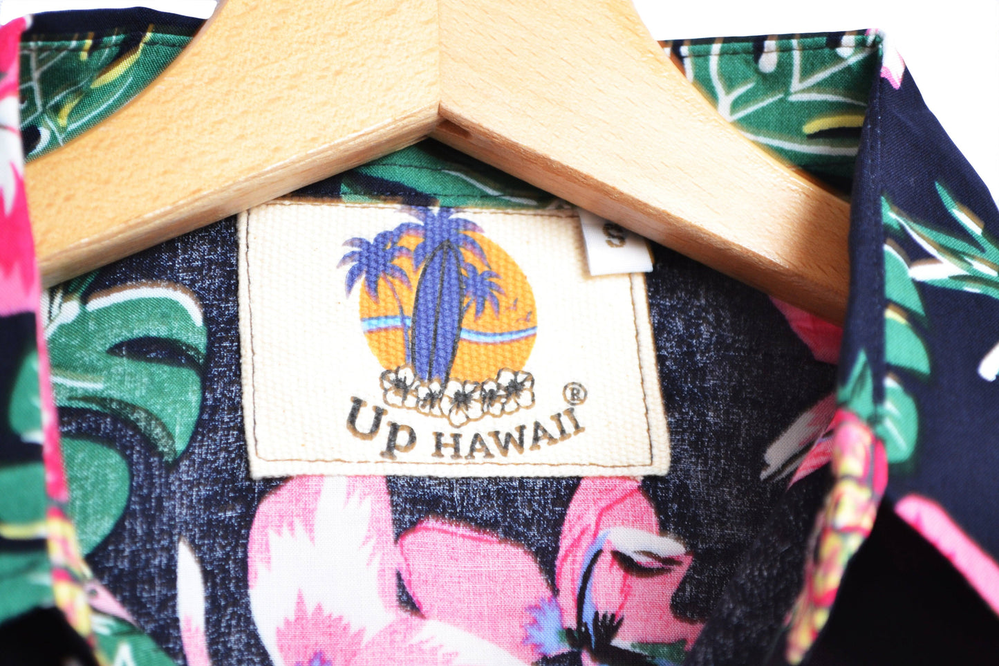 Chemisier femme noir marque up hawaii imprimé fleurs et ananas - Vue label - glboutik.com