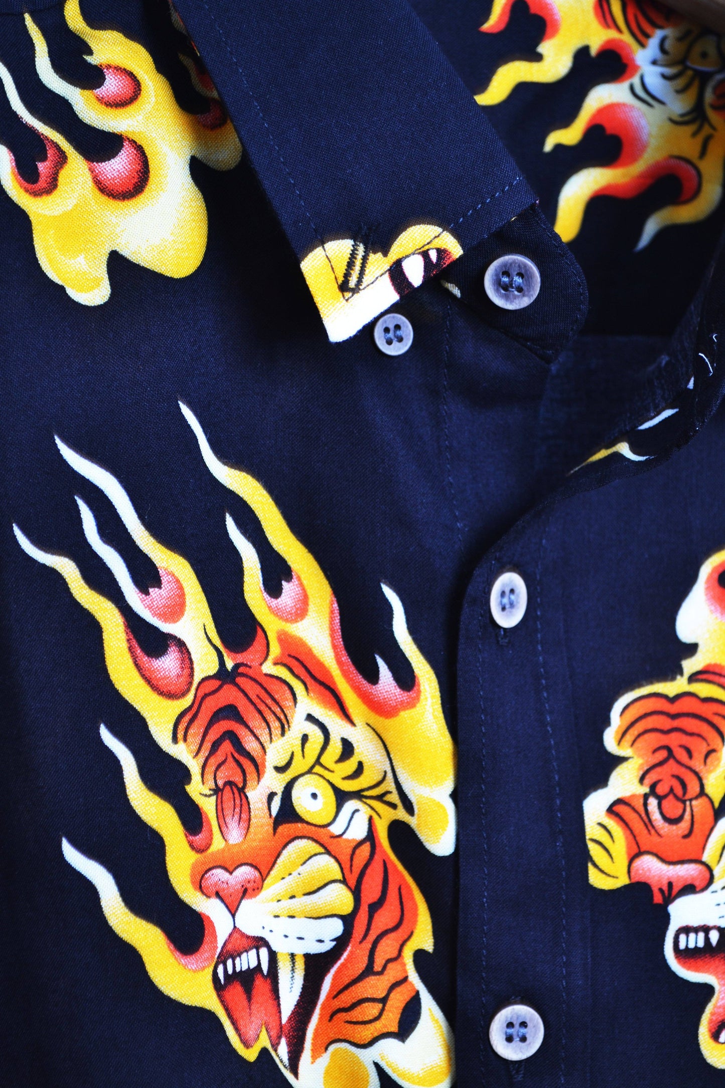 Chemise noire imprimé tigres et flammes - Col
