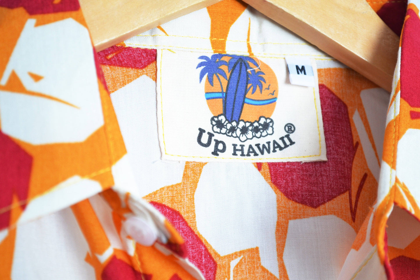 Vue etiquette chemise orange à motifs ronds rouge et beige - GL BOUTIK