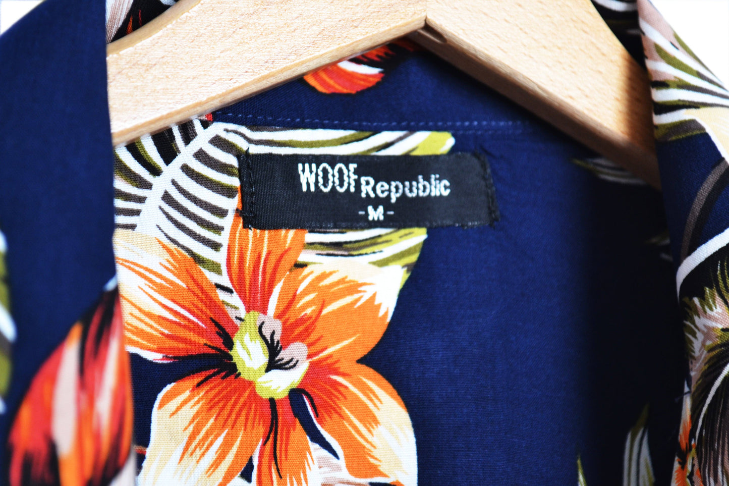 Vue étiquette Chemise couleur bleu marine à fleurs multicolores - GL BOUTIK