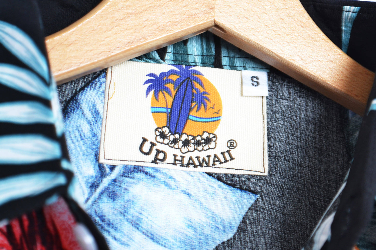 Vue etiquette chemisier noir à fleurs marque up hawaii - GL BOUTIK