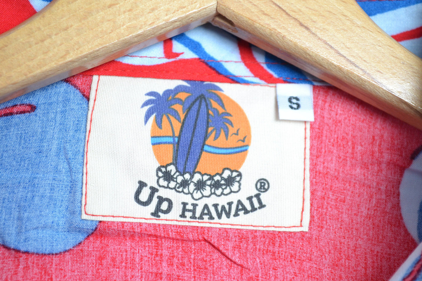 Vue etiquette chemisier femme couleur rouge avec imprimé floral - GL BOUTIK