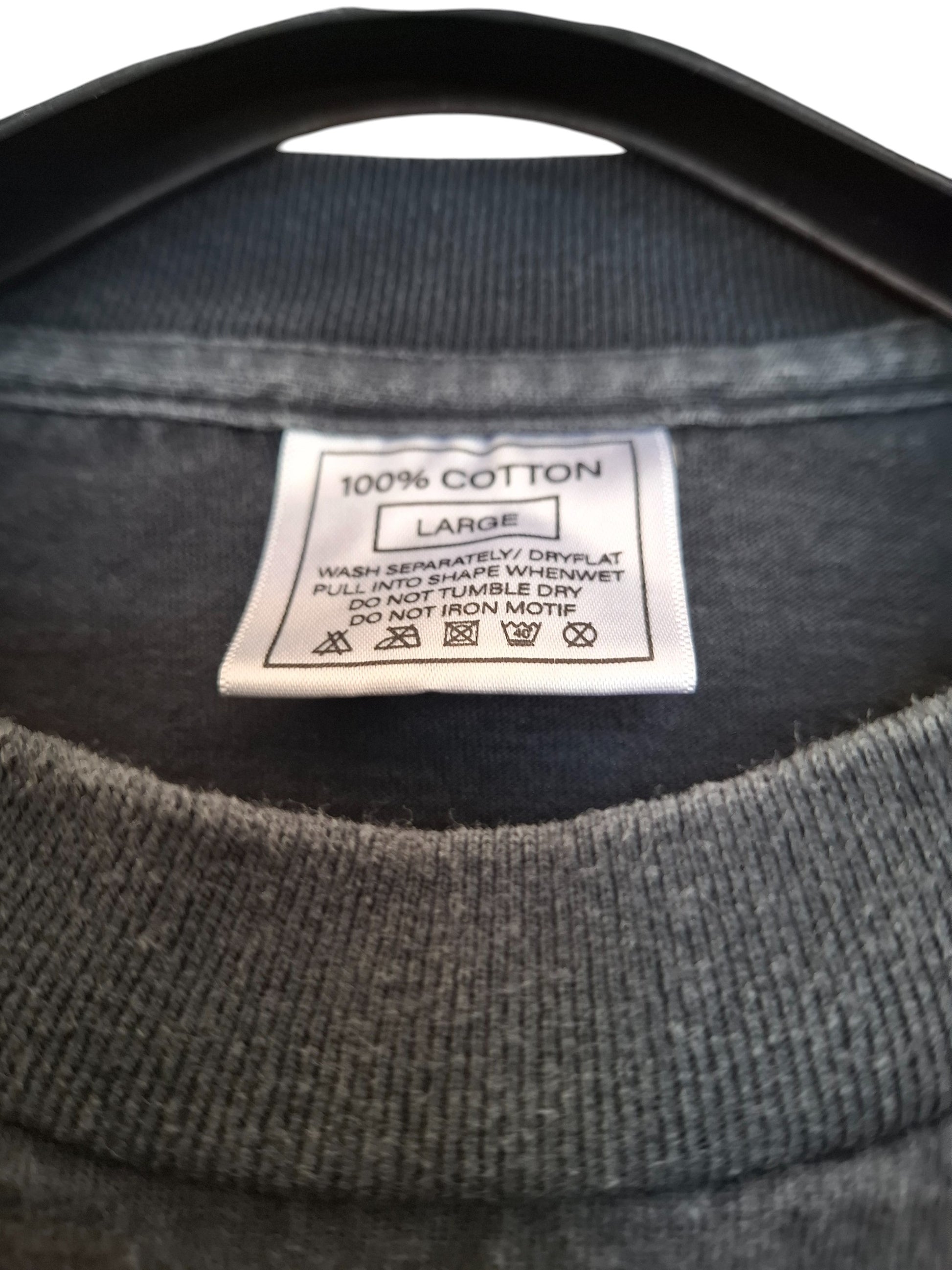 Vue etiquette t-shirt gris délavé sérigraphie oasis - GL BOUTIK
