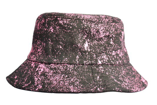 Chapeau bob noir unisexe avec des taches de peinture roses en full print