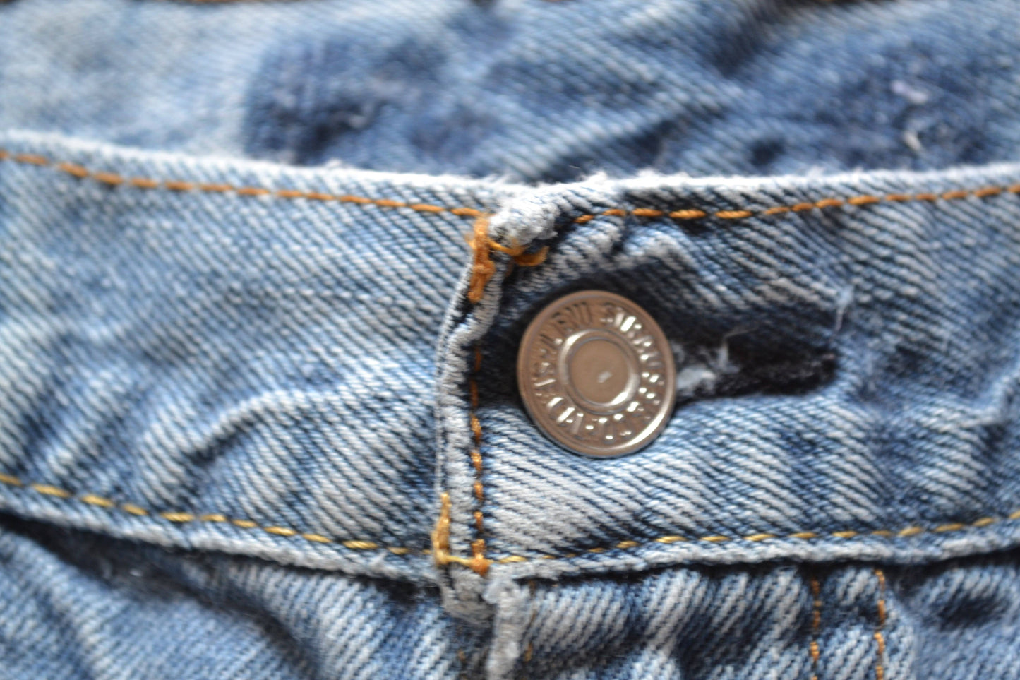 Short en jean femme levi's vintage customisé - Bouton