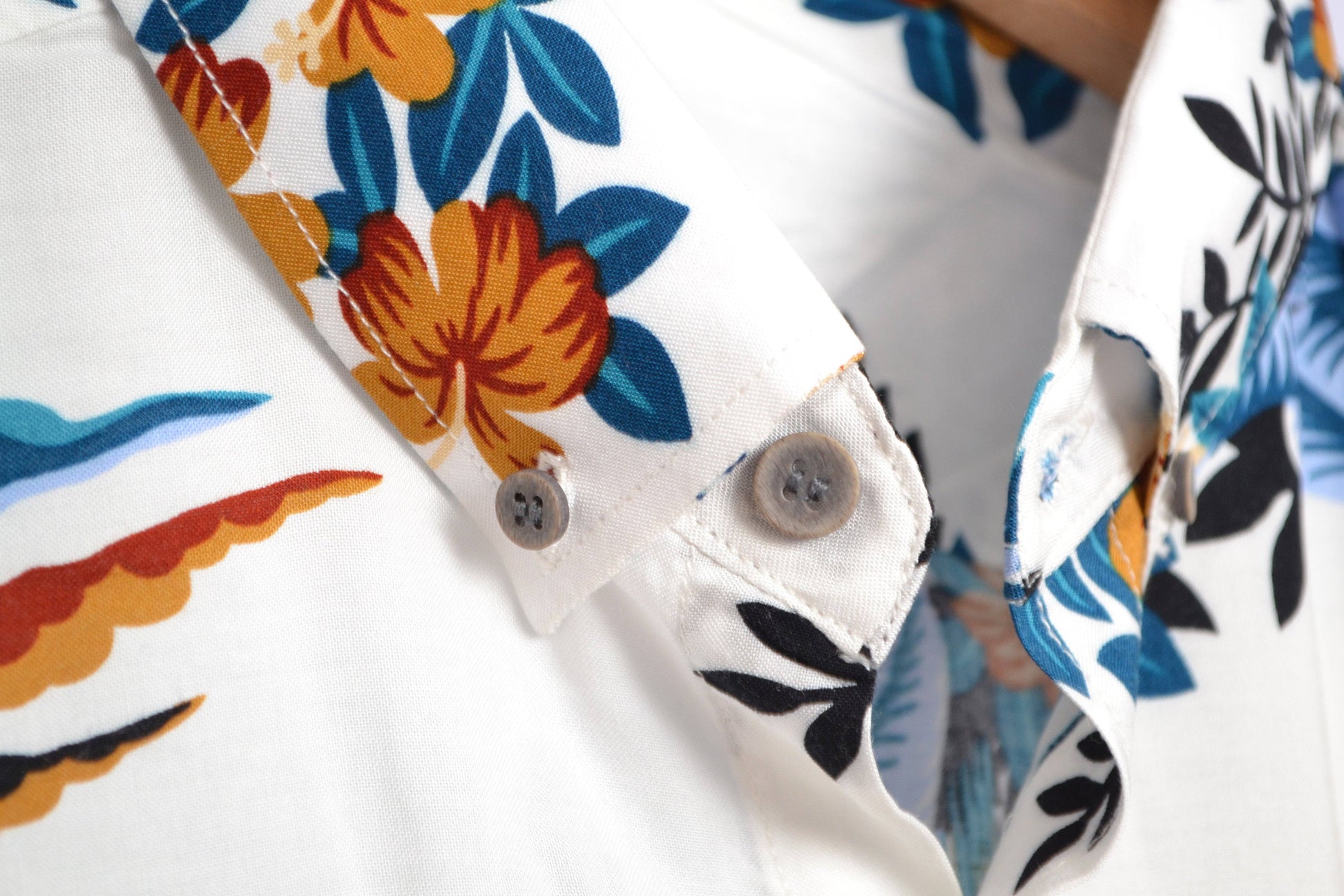 Vue col chemise hawaienne blanche imprimée fleurs et perroquets - glboutik.com