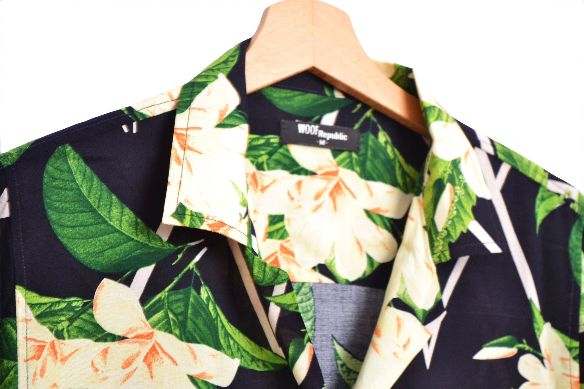 Vue col chemise hawaienne noire avec imprimé floral blanc et vert - GL BOUTIK