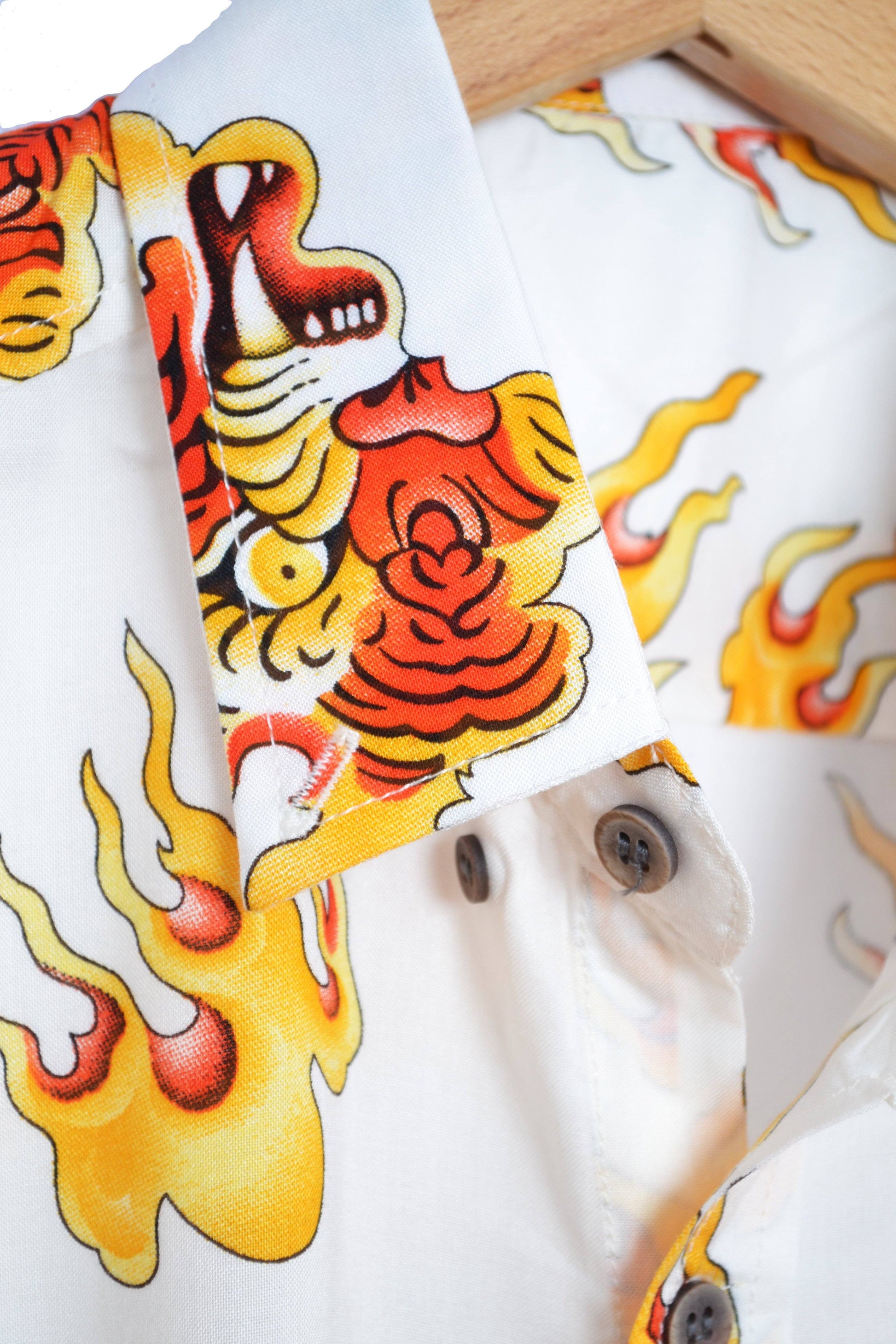Chemise blanche imprimé tigres et flammes - Col
