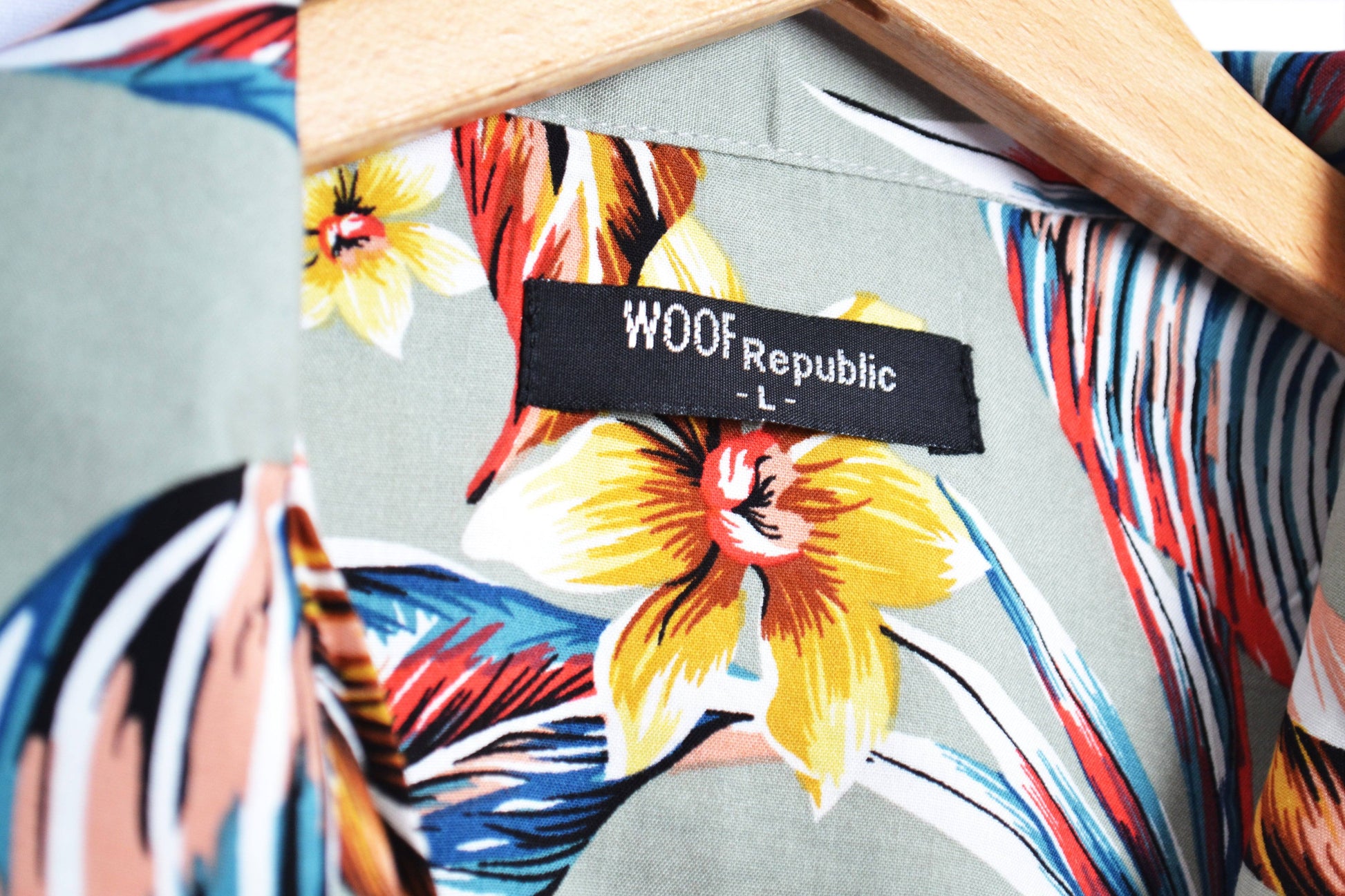 Vue étiquette chemise hawaienne grise à fleurs multicolores - GL BOUTIK