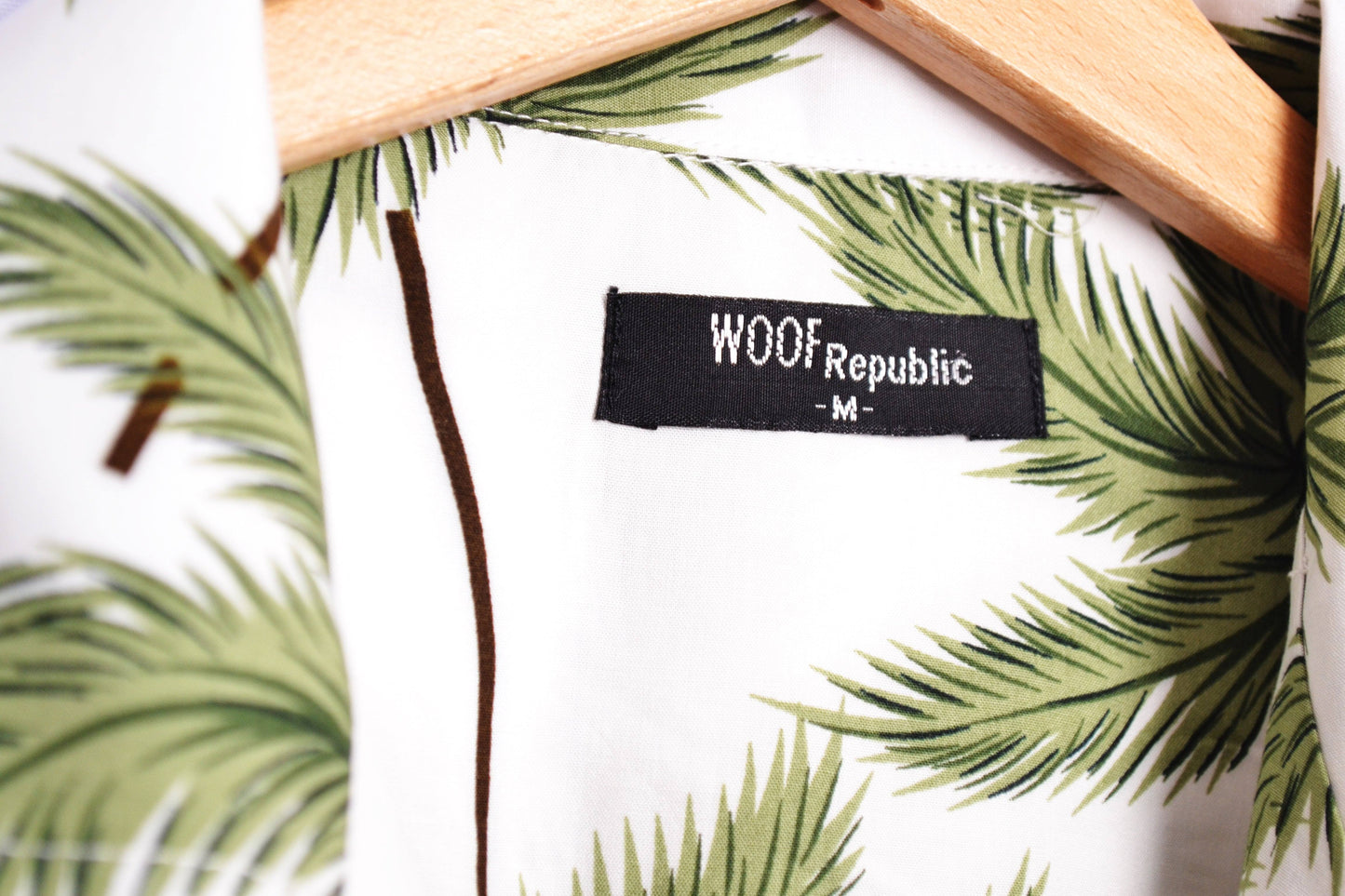 Vue etiquette chemise hawaienne blanche imprimé feuilles de palmiers - GL BOUTIK