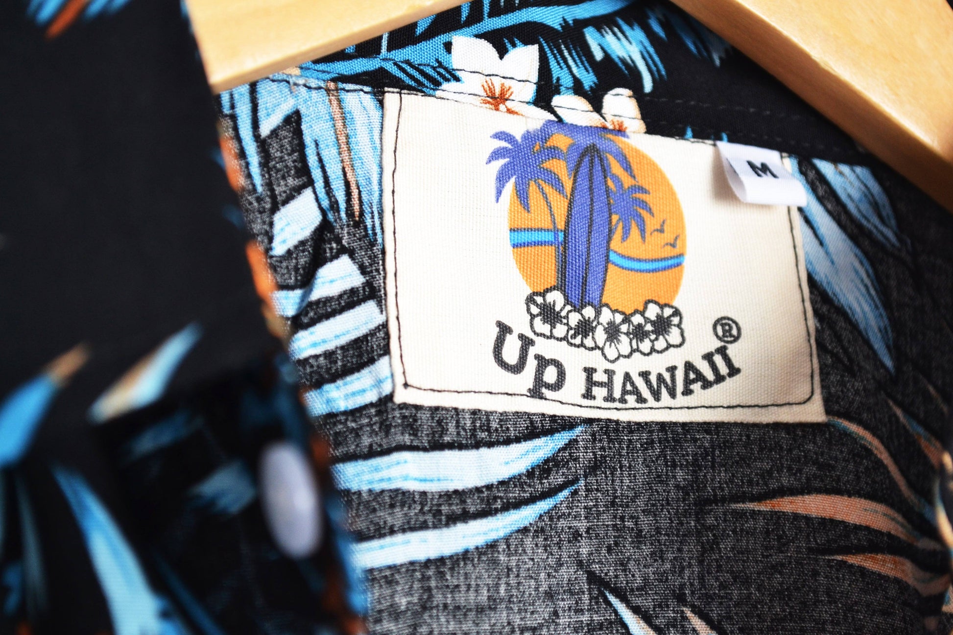 Vue etiquette chemise hawaienne noire à fleurs - GL BOUTIK