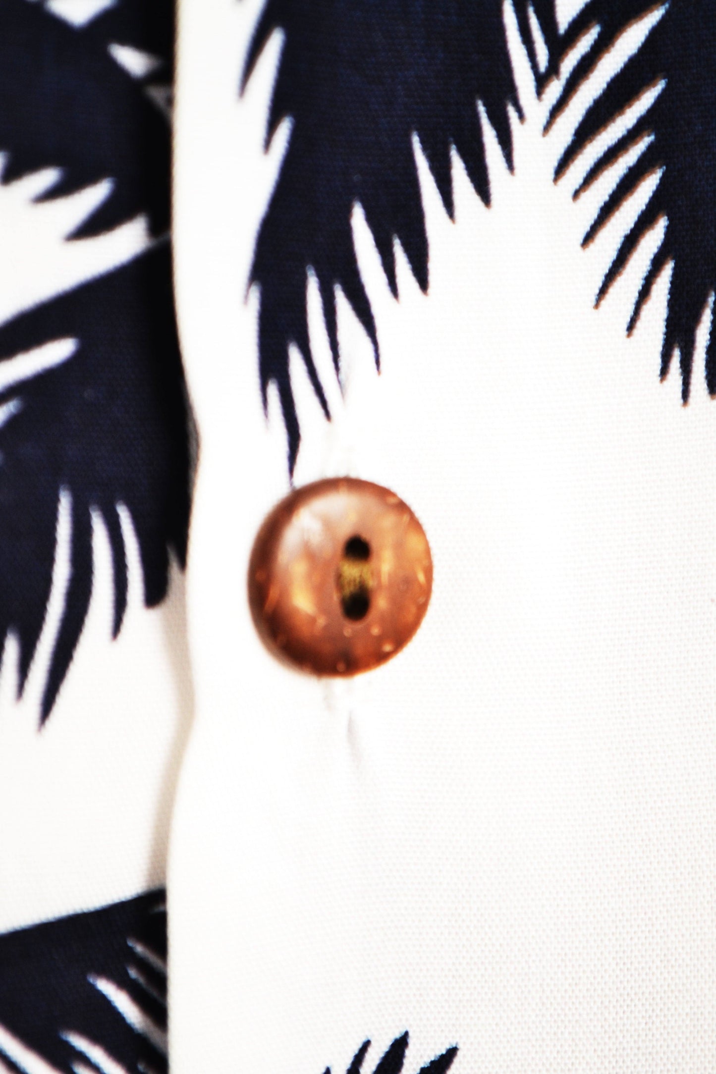 Vue bouton Chemise blanche motifs palmiers bleu marine - GL BOUTIK