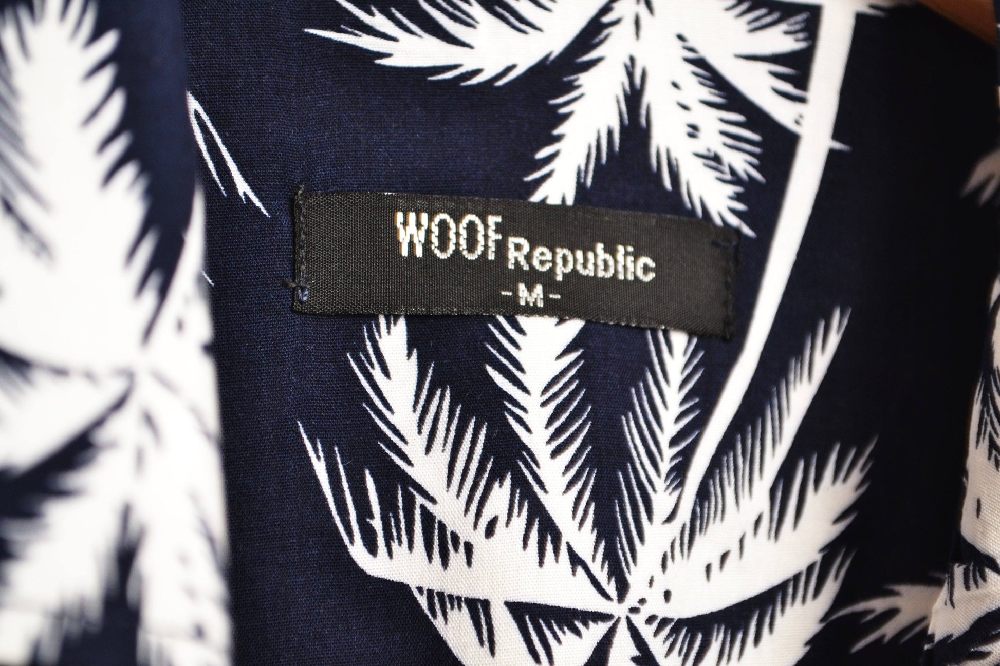 Vue étiquette chemise bleu marine motifs palmiers blanc - GL BOUTIK